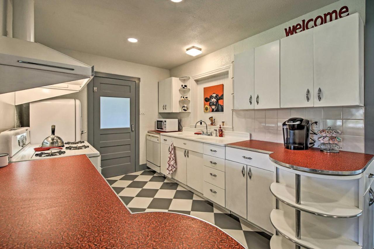 Remodeled Retro Home With Deck, Walk To Main Street! Blanco Exteriör bild