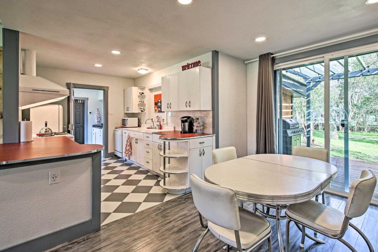 Remodeled Retro Home With Deck, Walk To Main Street! Blanco Exteriör bild