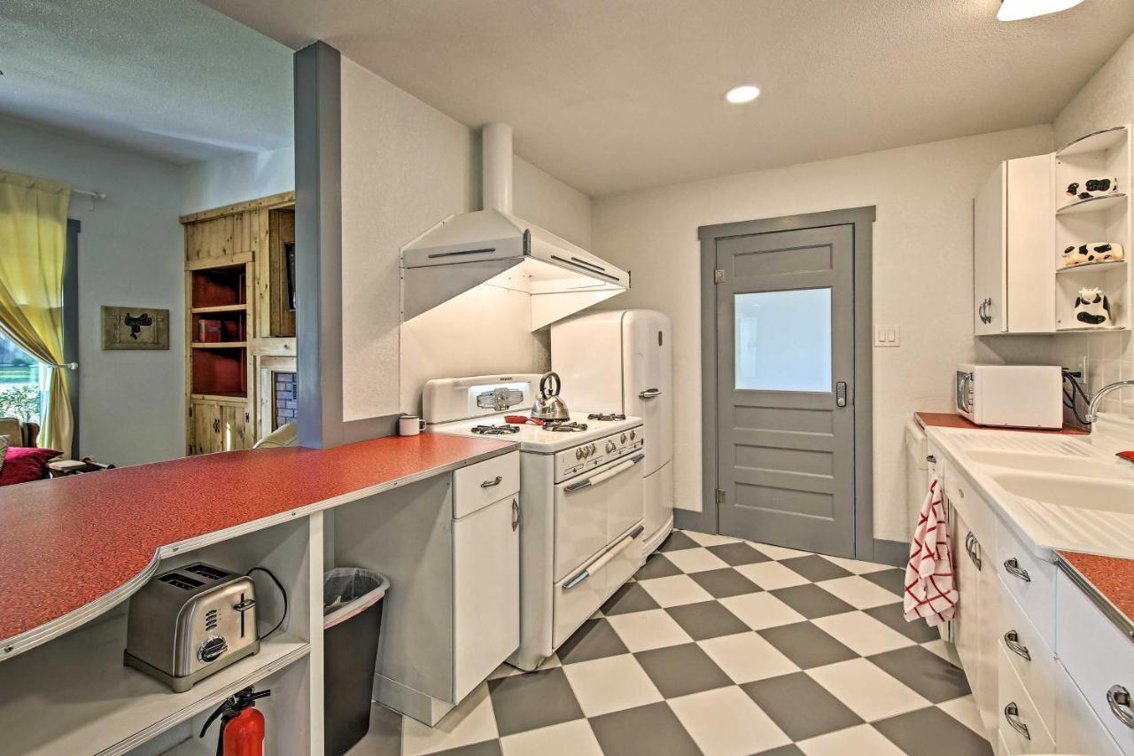 Remodeled Retro Home With Deck, Walk To Main Street! Blanco Exteriör bild