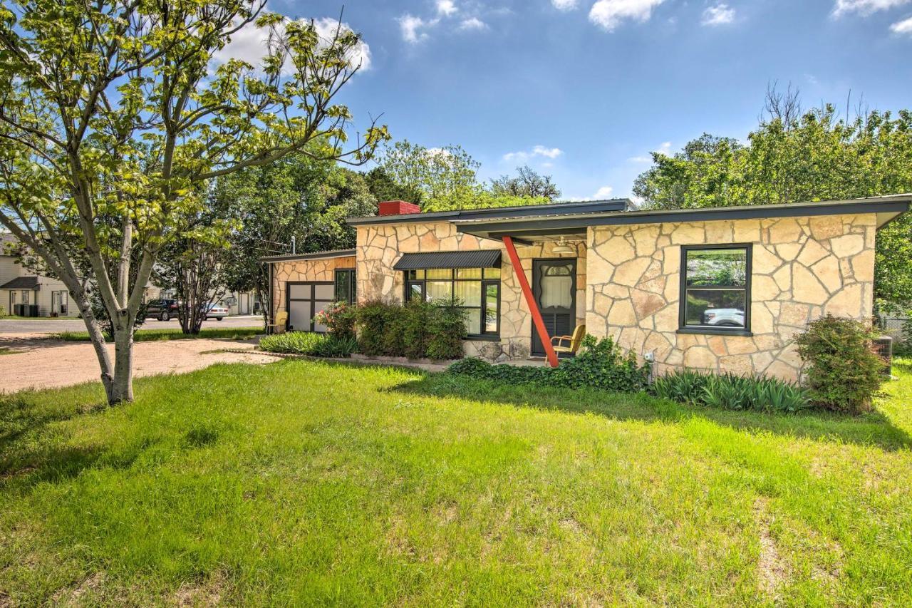 Remodeled Retro Home With Deck, Walk To Main Street! Blanco Exteriör bild